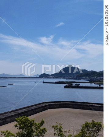 穏やかな瀬戸内海の漁港 102080500