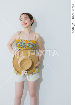 麦わら帽子を持っている女性の写真素材 [102080761] - PIXTA