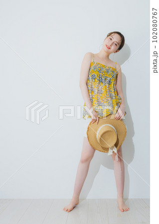 麦わら帽子を持っている女性 102080767