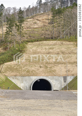 春の北海道厚沢部町中山峠で工事中の新中山トンネルの風景を撮影 102081082