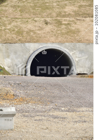 春の北海道厚沢部町中山峠で工事中の新中山トンネルの風景を撮影 102081085