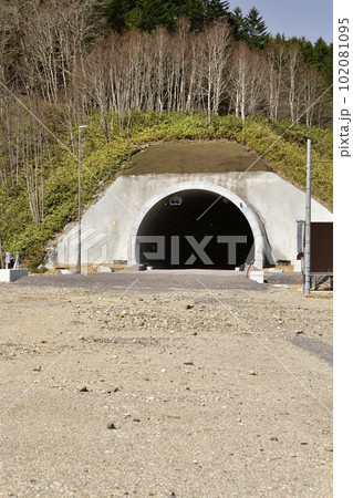 春の北海道厚沢部町中山峠で工事中の新中山トンネルの風景を撮影 春の北海道厚沢部町中山峠で工事中の新中山トンネルの風景を撮影 102081095