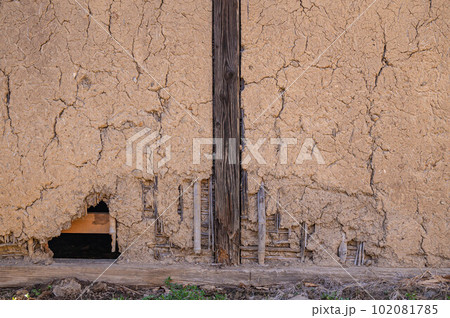 壁げてきた土壁 壁げてきた土壁 102081785