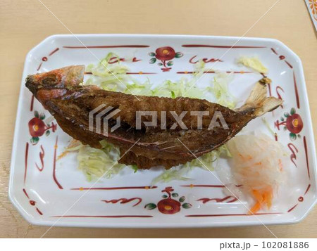 グルクンの唐揚げ 102081886