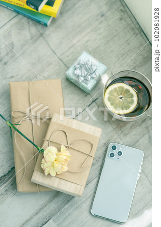 母の日のカーネションの花とプレゼントの箱 縦位置 母の日のカーネションの花とプレゼントの箱 縦位置 102081928