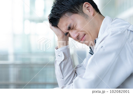 作業着の男性　ミドル　困る 102082001