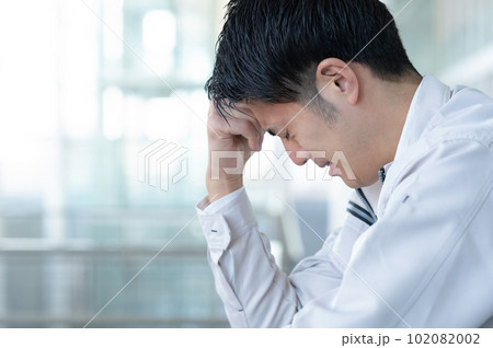 作業着の男性　ミドル　困る 102082002