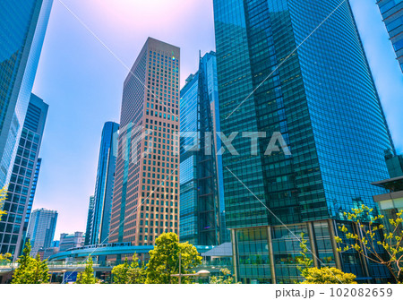 日本の東京都市景観 夏のような陽気。汐留のオフィス街やゆりかもめ（画面奥）などを望む＝4月 102082659