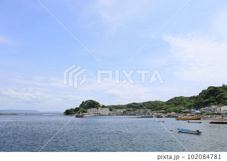 広い青空と漁港 広い青空と漁港 102084781