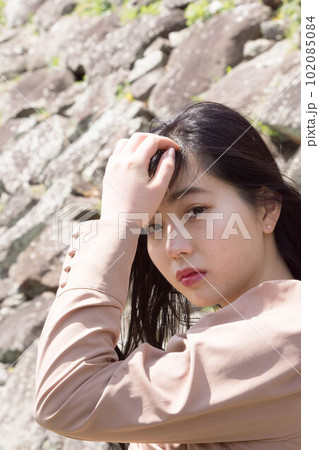 ロングヘアの女性 102085084