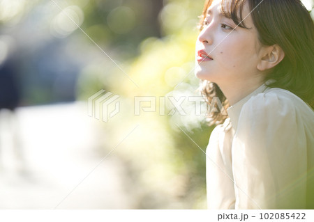 セミロングの若い女性　 102085422