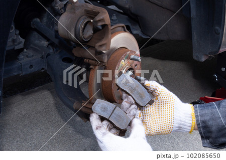 車のブレーキパッド　整備　交換作業 102085650