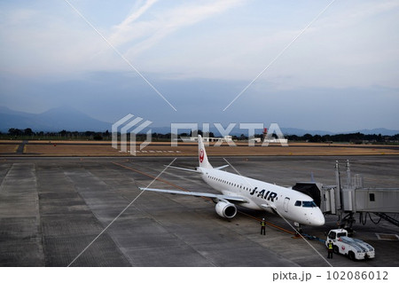 鹿児島空港と飛行機が見える景色 鹿児島空港と飛行機が見える景色 102086012