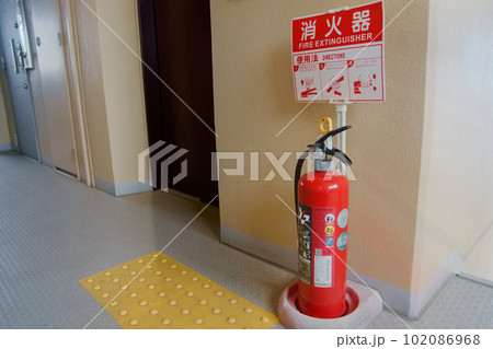 マンションの共用廊下に置かれた消火器 01 マンションの共用廊下に置かれた消火器 01 102086968