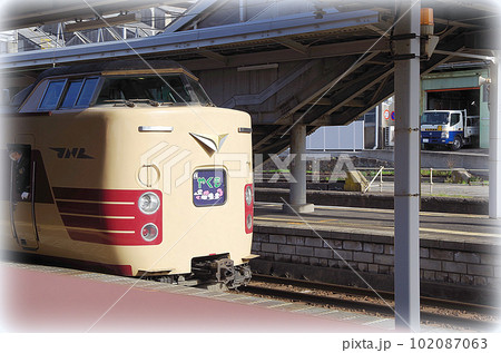 JR安来駅を定刻に発車して走り去る国鉄色の特急やくも24号の後ろ姿(イラスト風) JR安来駅を定刻に発車して走り去る国鉄色の特急やくも24号の後ろ姿(イラスト風) 102087063