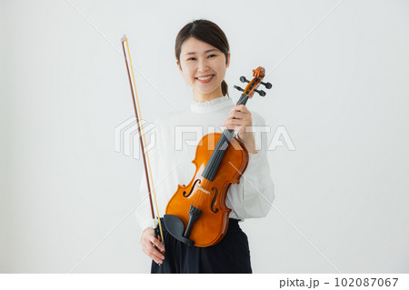 バイオリンを持つ女性 102087067