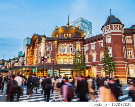 東京駅 夕暮れの丸の内南口 東京駅 夕暮れの丸の内南口 102087326