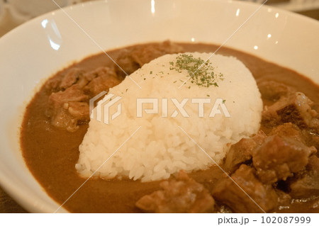 牛肉がたっぷり入ったカレー専門店のビーフカレー 102087999
