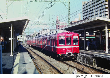 高架化前の梅屋敷駅に到着する京急・旧1000形1001～1004、1983年11月12日 102088160