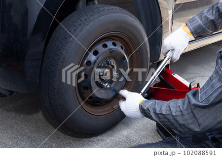 トルクレンチを使って車のホイールのナットを締め付け作業 トルクレンチを使って車のホイールのナットを締め付け作業 102088591