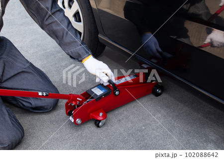 車の下にジャッキをセットする整備士 車の下にジャッキをセットする整備士 102088642