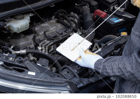 車のエンジンオイルの点検　交換作業 102088650
