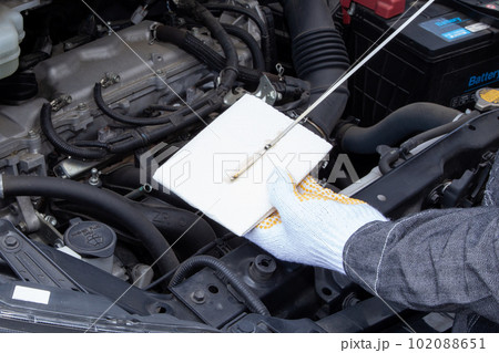 車のエンジンオイルの点検　交換作業 102088651