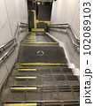 駅のホームへの階段 102089103