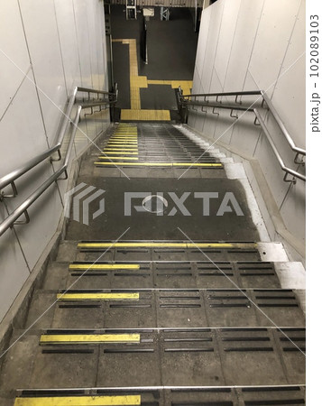 駅のホームへの階段 102089103