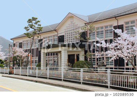 桜の時期の丹波篠山市立 八上小学校 玄関部 兵庫県丹波篠山市 桜の時期の丹波篠山市立 八上小学校 玄関部 兵庫県丹波篠山市 102089530