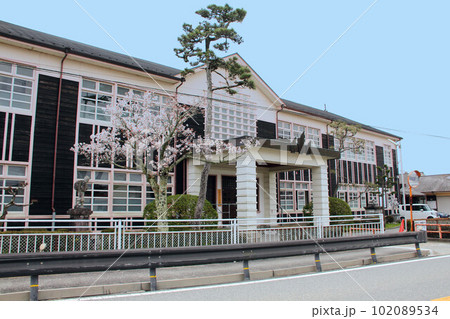 桜の時期の丹波篠山市立 八上小学校　玄関部　兵庫県丹波篠山市 102089534