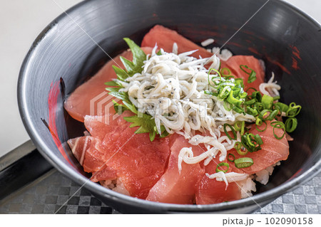 静岡県富士市前田にある田子の浦漁協食堂で食べられる釜揚げのしらすとマグロの名物な食事 静岡県富士市前田にある田子の浦漁協食堂で食べられる釜揚げのしらすとマグロの名物な食事 102090158