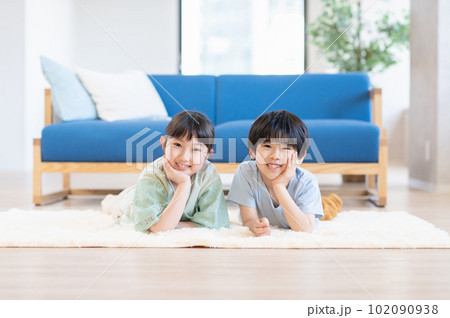 リビングでくつろぐ男の子と女の子 リビングでくつろぐ男の子と女の子 102090938