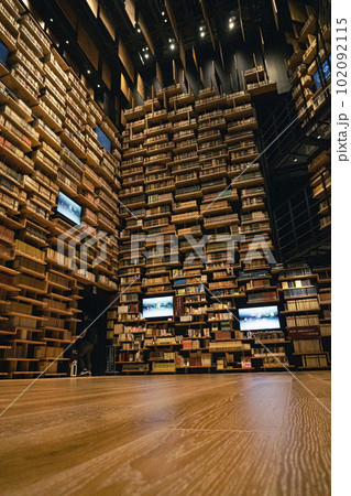 たくさんの本が詰まった本棚 102092115