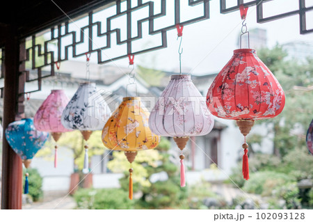 孫文中国庭園（中山公園）の中国式の灯篭 102093128