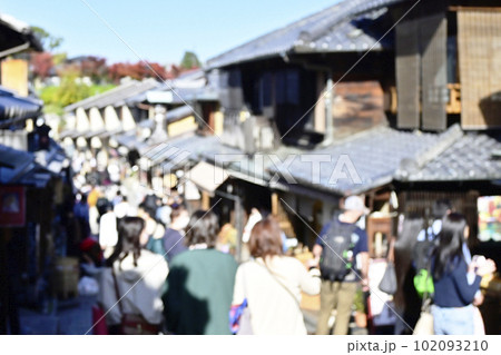 オーバーツーリズム　アウトフォーカス素材　ぼかした人混み　観光地の混雑　観光公害　イメージ素材　京都観光地 102093210