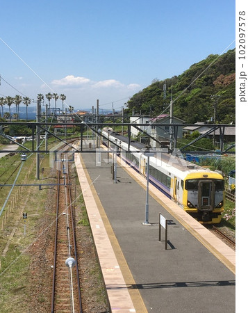 晩春の昼前、JR浜金谷駅に到着する新宿さざなみ号 晩春の昼前、JR浜金谷駅に到着する新宿さざなみ号 102097578
