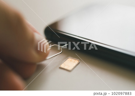 SIMピンをスマホに差し込んでSIMカードを交換する SIMピンをスマホに差し込んでSIMカードを交換する 102097883