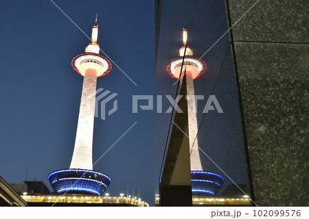 夜のツイン京都タワー 102099576