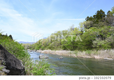 新緑と清流 那珂川の流れ【栃木県那須塩原市】 新緑と清流 那珂川の流れ【栃木県那須塩原市】 102102079