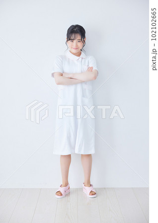 ポーズするナース服の女性 ポーズするナース服の女性 102102665