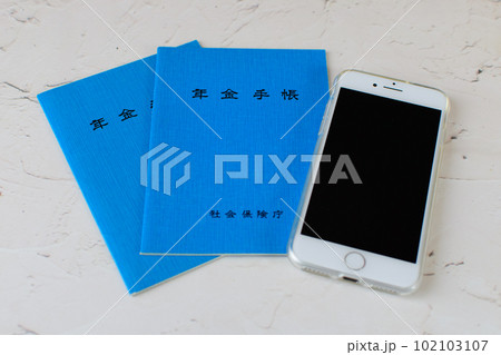 年金手帳とスマホ、（リタイア後の将来の年金、idecoでつみたて投資、少子高齢化の社会保険の問題） 102103107