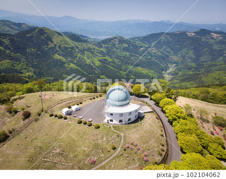 堂平天文台と雄大な秩父の風景　埼玉県ときがわ町（ドローンによる空撮） 102104062