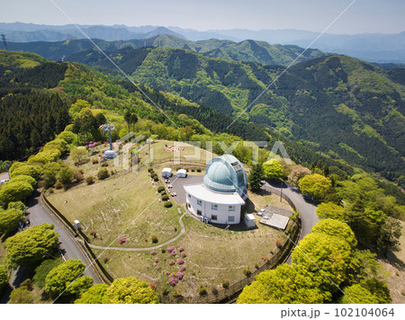 堂平天文台と雄大な秩父の風景　埼玉県ときがわ町（ドローンによる空撮） 102104064