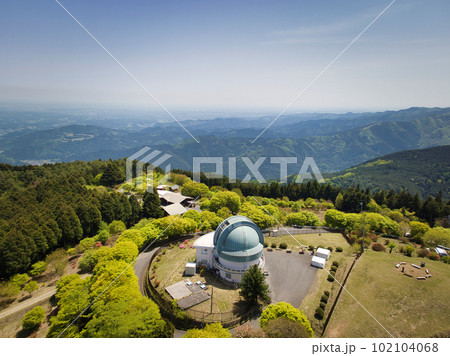 堂平天文台と雄大な秩父の風景　埼玉県ときがわ町（ドローンによる空撮） 102104068