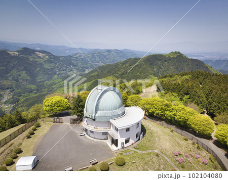 堂平天文台と雄大な秩父の風景　埼玉県ときがわ町（ドローンによる空撮） 102104080
