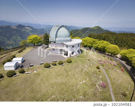 堂平天文台と雄大な秩父の風景　埼玉県ときがわ町（ドローンによる空撮） 102104081