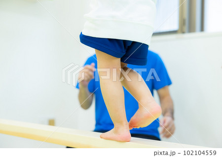 平均台　子供　　 102104559