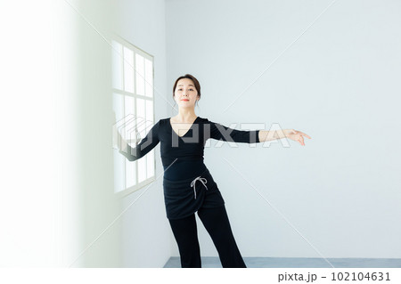 ダンサー　ストレッチ　　　 102104631