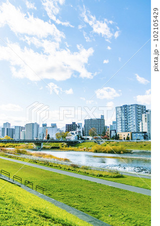 豊平川の河川敷の風景(北海道札幌市) 豊平川の河川敷の風景(北海道札幌市) 102105429